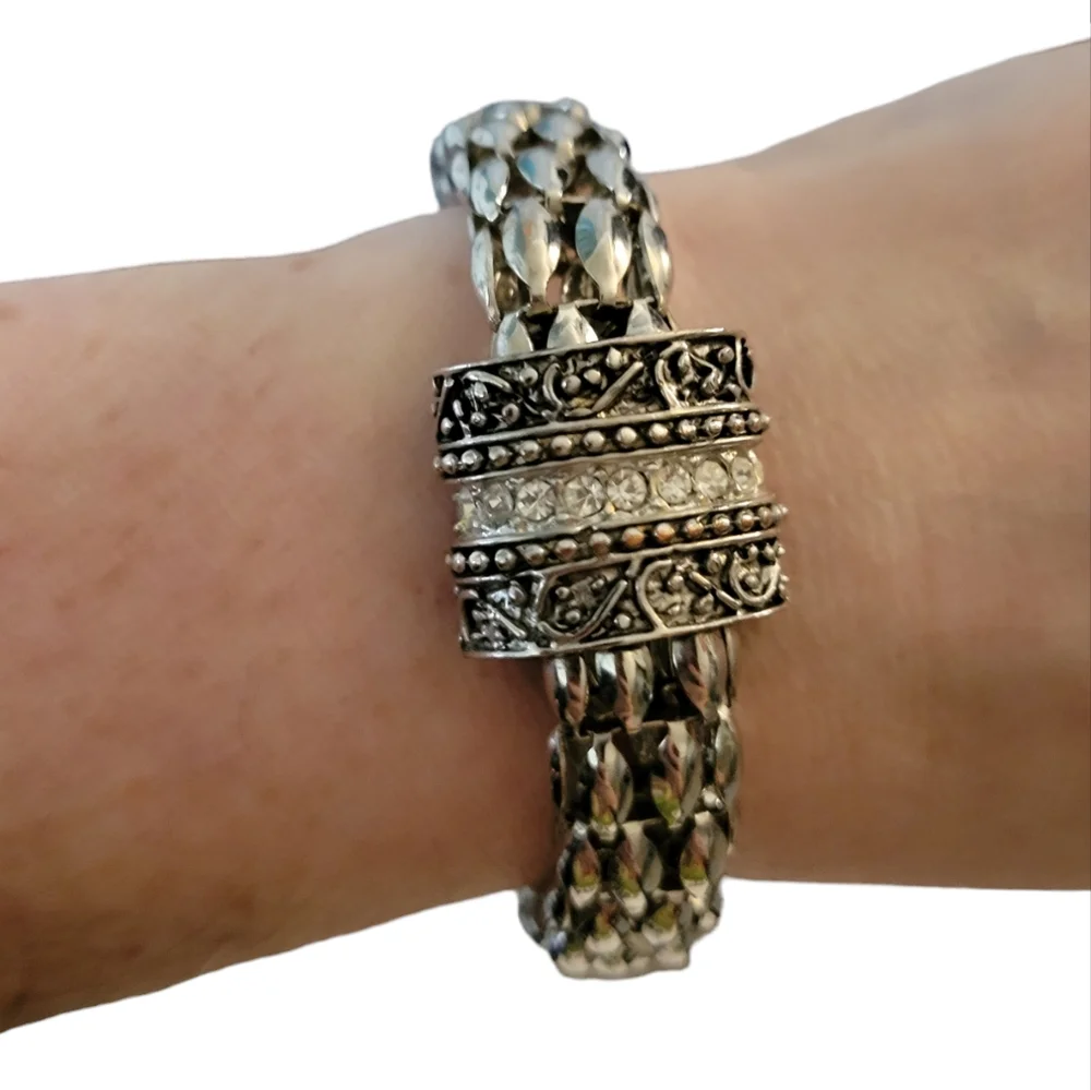 Silvertone Hollow Chain Bracelet Magnet Closure